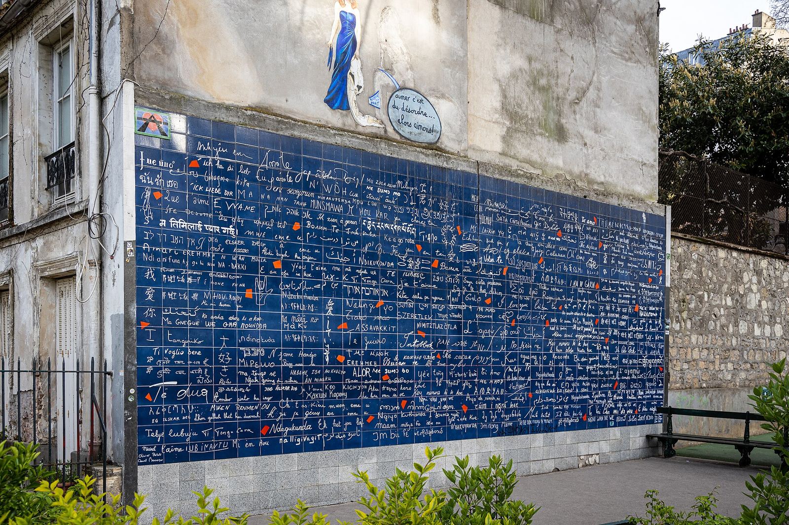 Le Mur des Je taime — deep blue tiled wall with 'I love you' in many languages